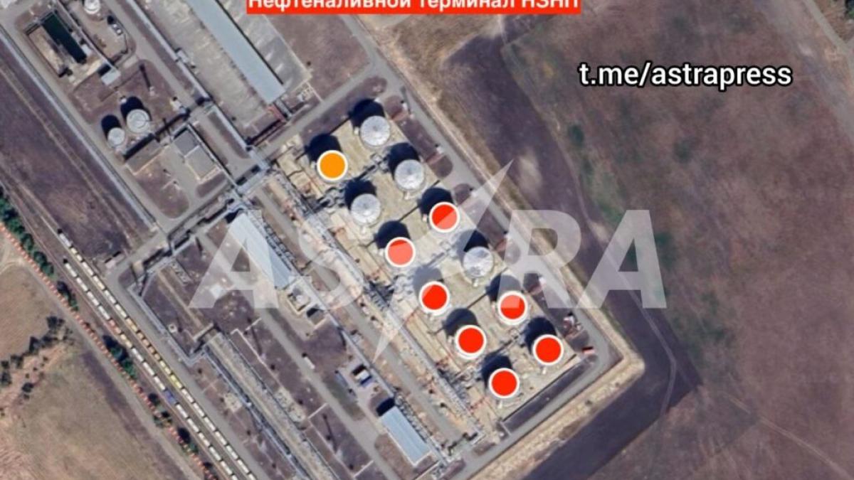 Новошахтинський-завод-нафтопродуктів.-Уражені-резервуари.-Знімок-ASTRA-1024x663