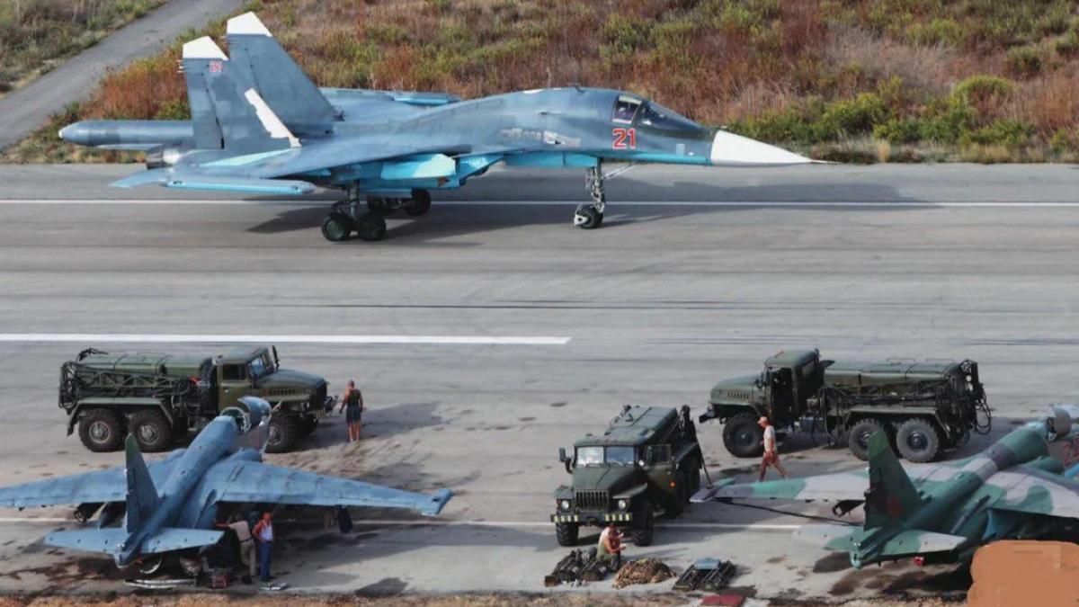 avion_su-34_aflat_pe_pista_unei_baze_operate_de_aviatia_rusa
