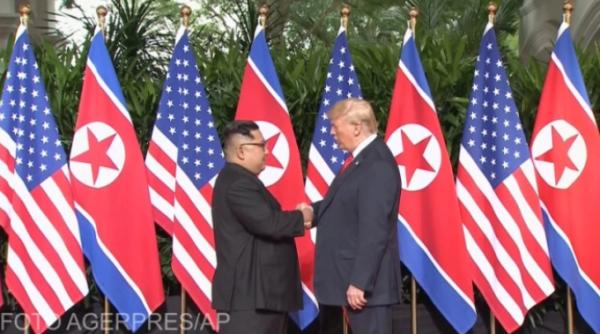 Donald Trump şi Kim Jong Un, prima strângere de mână de la Singapore