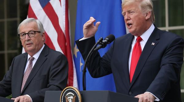 Donald Trump și Jean-Claude Juncker sunt de acord să pună capăt războiului comercial