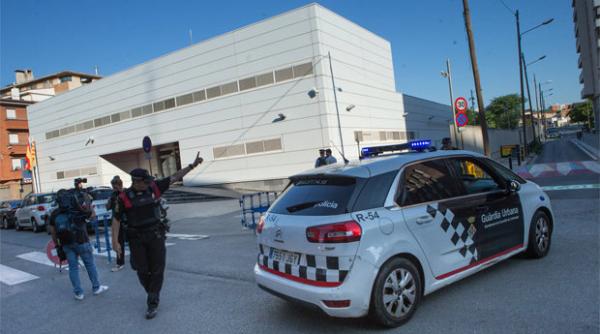 Poliţia spaniolă a împuşcat un barbat care a încercat să atace agenţi de poliţie 