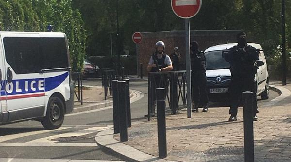  Atac cu cuţit la periferia Parisului. O persoană a fost ucisă
