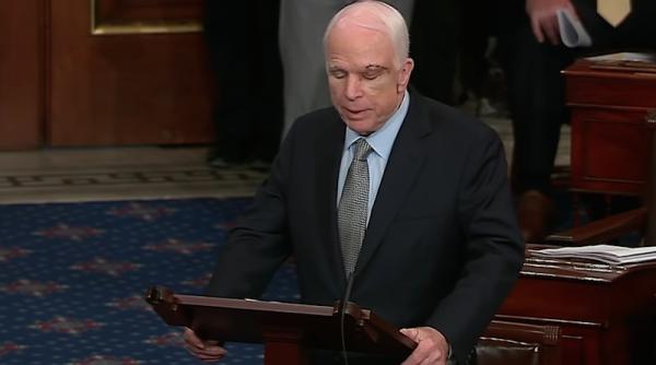 John McCain, ultimul mesaj. Săgeți pentru Donald Trump 