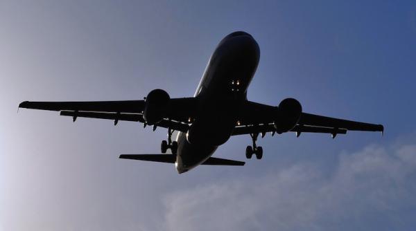 Zbor EAU - SUA, peste 100 de pasageri bolnavi. Trump intervine și ”monitorizează situația”