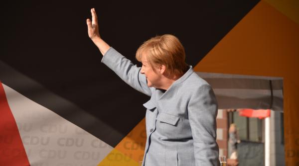 Merkel, avertisment: 'Război hibrid' al Rusiei împotriva soldaţilor germani