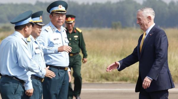 Şeful Pentagonului, vizită în Vietnam la un sit de stocare a Agentului Portocaliu 