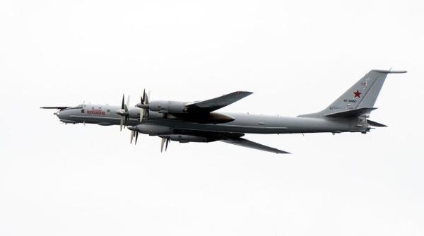 Rusia continuă provocările la adresa NATO: Avion Tu-142, survol deasupra navei amiral USS Mount Whitney (Foto)