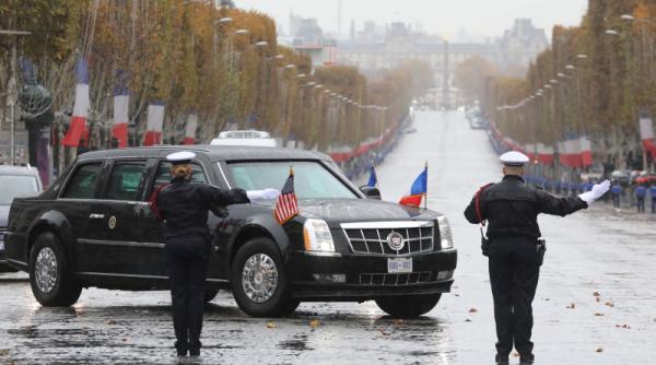 Militante Femen, forțare dispozitiv de securitate, la trecerea lui Trump 