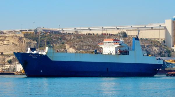 Doi ofiţeri români de marină, aflaţi la bordul unei nave sub pavilion Panama, sunt blocaţi într-un port din Libia