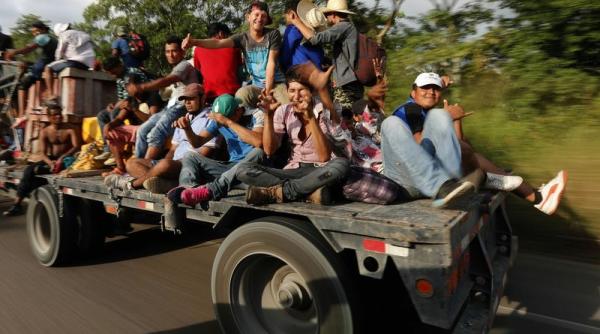 Camioane pline cu migranţi au sosit la graniţa Mexicului cu SUA (Foto/Video)