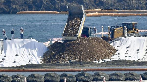 Japonia reia construcţia la o bază americană în Okinawa, în pofida protestelor populaţiei