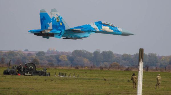 Tragedie aviatică în Ucraina. Un avion Su-27 al armatei s-a prăbușit