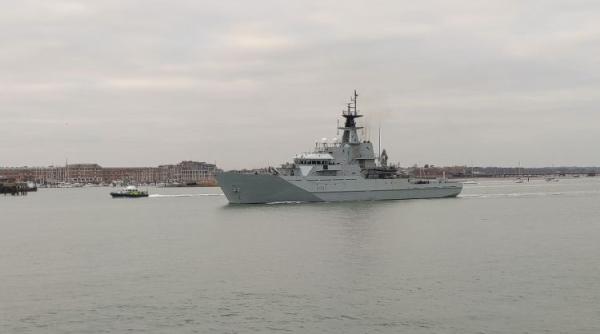 Marea Britanie a trimis o navă militară în zona Canalului Mânecii pentru a împiedica traversarea ilegală a migranţilor din Franţa (Video)