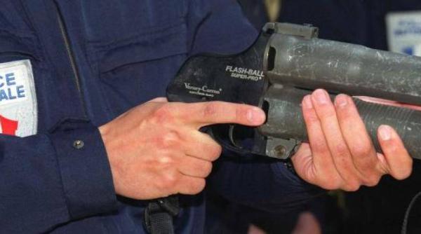 Poliţia franceză, criticată pentru folosirea armelor ''flash-ball'' împotriva ''vestelor galbene''