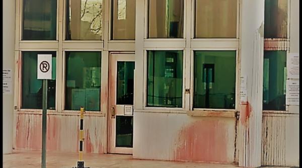 Ambasadă americană, atacată cu vopsea