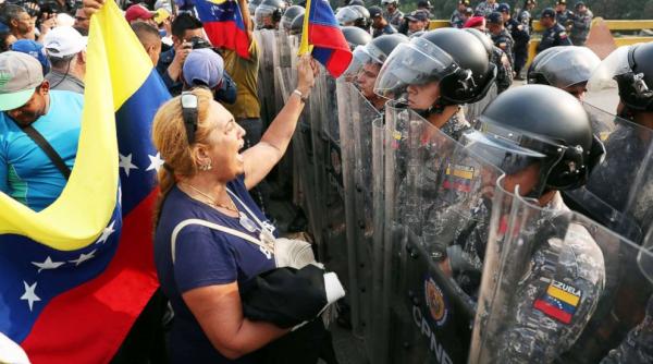Un nou val de dezertări în Venezuela. Militarii refuză să i se supună lui Maduro