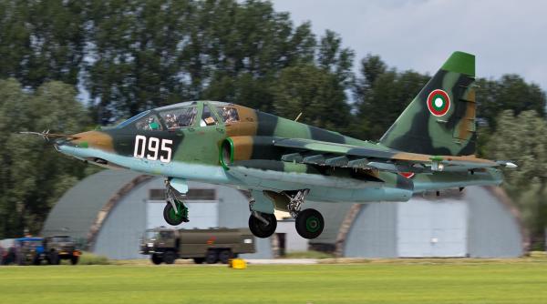 Până să preia noile F-16, Bulgaria își repară avioanele Su-25
