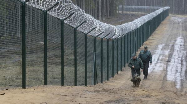 Letonia a ridicat la graniţa cu Rusia un gard din sârmă ghimpată