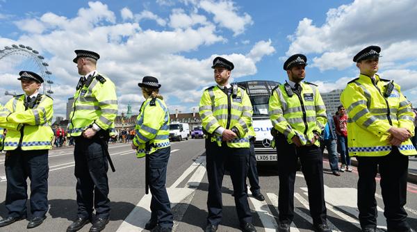 Regatul Unit alocă poliţiei 100 de milioane de lire pentru combaterea atacurilor cu arme albe