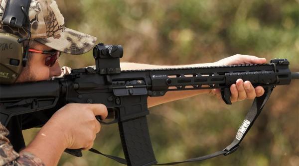 Producătorul de arme Remington, ar putea fi acuzat de responsabilitate pentru asasinate în masă, din cauza modelului AR-15