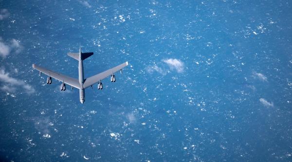 Un bombardier B-52 al SUA, realimentat deasupra României de un KC-135