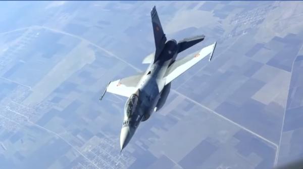 F-16 Fighting Falcon al României, realimentat în zbor de un KC-135 - Imagini VIDEO