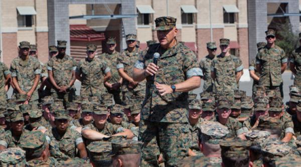 Generalul Robert Neller critică politica lui Trump. Comandantul US Navy invocă riscuri de securitate