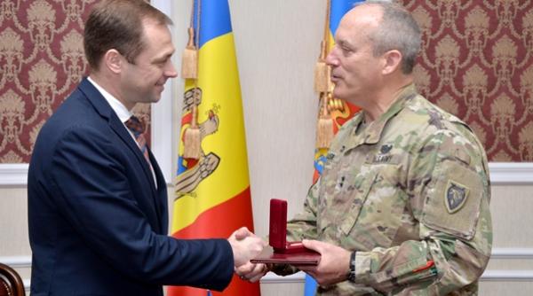 Generalul american Gregory Lusk, decorat de Ministerul Apărării al R.Moldova