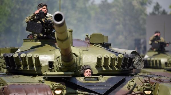 Paradă militară în Serbia cu elicoptere militare, piese de artilerie şi tancuri T-72 (Video)