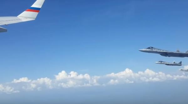 Putin, escortat de șase Su-57. Rușii și-au ridicat avioanele de generația a cincea - VIDEO