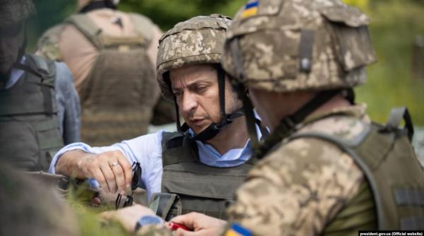 Ucraina. Volodimir Zelenski se duce pe linia frontului conflictului cu separatiştii pro-ruşi 