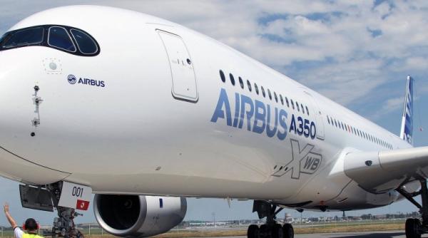 Airbus, la 50 de ani. Imagini spectaculoase alături de escadrila de acrobație aeriană a Forțelor Franceze - VIDEO