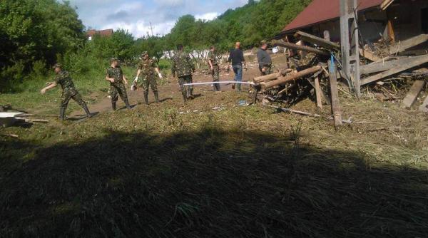 Armata a intervenit cu tehnică în sprijinul populaţiei afectate de ploi şi inundaţii