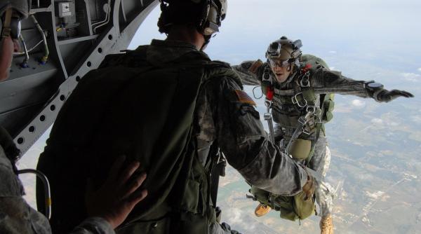 Bulgaria: Un militar a murit pentru că nu i s-a deschis parașuta la exercițiul 'Swift Response 2019'