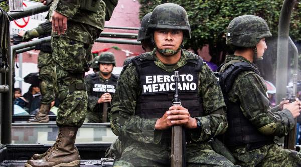 Mexicul trimite 15.000 de poliţişti şi militari la frontiera sa cu SUA pentru a încetini migrația (Video)