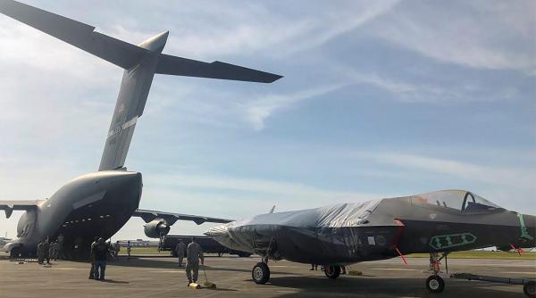Forțele Aeriene ale SUA au efectuat primul transport al unui F-35 Lightning II, prin intermediul unui C17 Globemaster