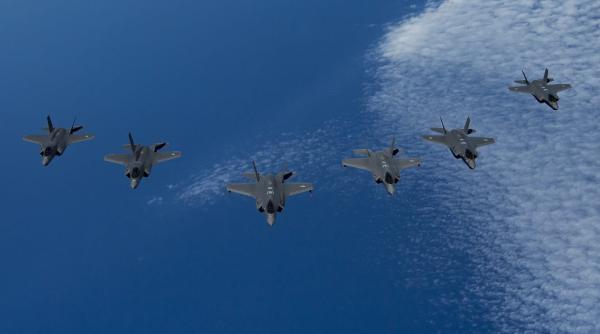 Exercițiu comun cu avioane F-35