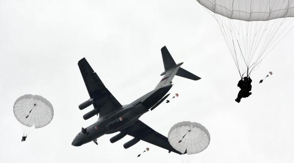 Rusia desfășoară pregătiri pentru parașutarea în Crimeea a aproximativ 2.500 de militari