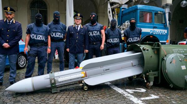 Poliţia italiană a confiscat armament destinat mercenarilor din Donbas 