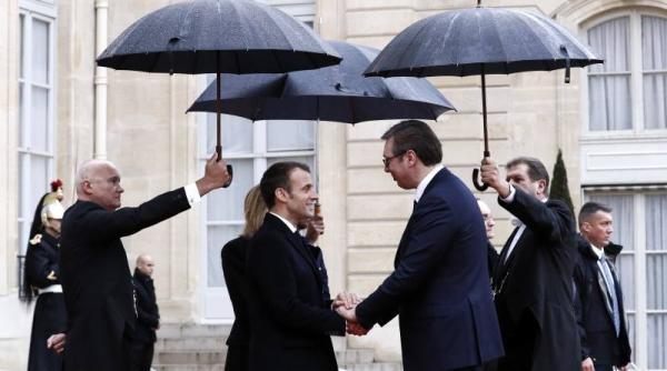 Conflict Kosovo. Macron promite un compromis, într-o vizită în Serbia