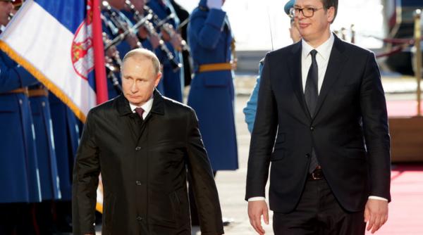 Aleksandar Vucic îl laudă pe Vladimir Putin pentru consolidarea armatei Serbiei