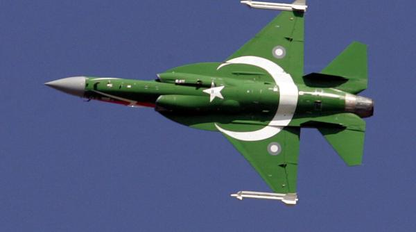 Pakistan: Avion militar, prăbușit într-o zonă civilă. Mai multe persoane au decedat