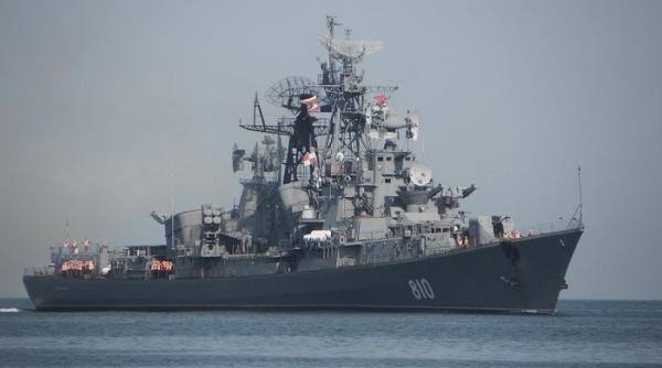 Fregata Smetlivy a Flotei ruse din Marea Neagră monitorizează distrugătorul american USS Porter