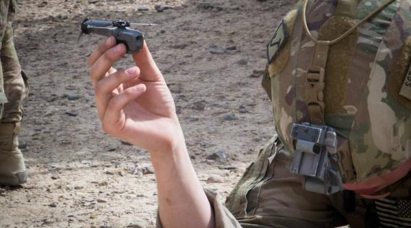 Drona personală Black Hornet folosită în Afganistan de parașutiștii americani 