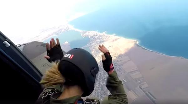 Militarii parașutiști români, salturi din elicoptere IAR-330 Puma 