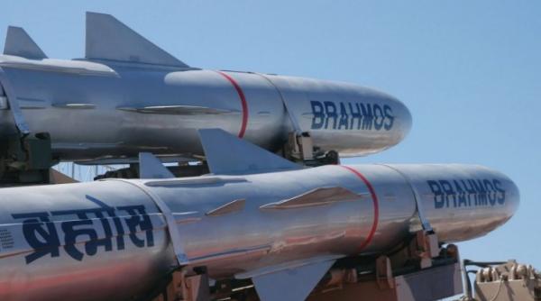 India a plasat două baterii de rachete BrahMos la Mumbai