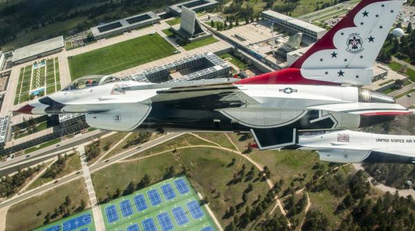 “Thundebirds”, manevre spectaculoase cu avioane F-16 - VIDEO