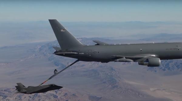 Prima filmare a unui F-35 care se realimentează în aer de la un KC-46 Pegasus