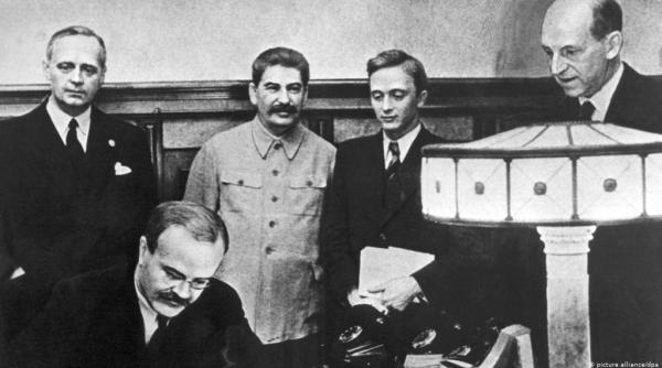 Pactul Ribbentrop-Molotov. Rusia a publicat protocolul secret. Controverse la Moscova