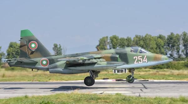 Bulgaria | Mentenanța avioanelor Su-25, în linie dreaptă